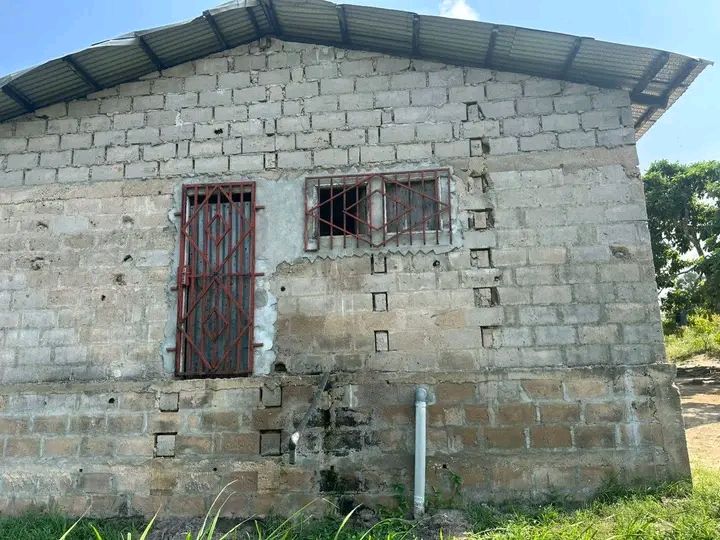 TERRAIN A VENDRE AVEC UNE MAISON EN CONSTRUCTION - Image 2