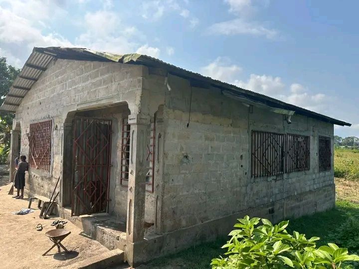 TERRAIN A VENDRE AVEC UNE MAISON EN CONSTRUCTION - Image 6