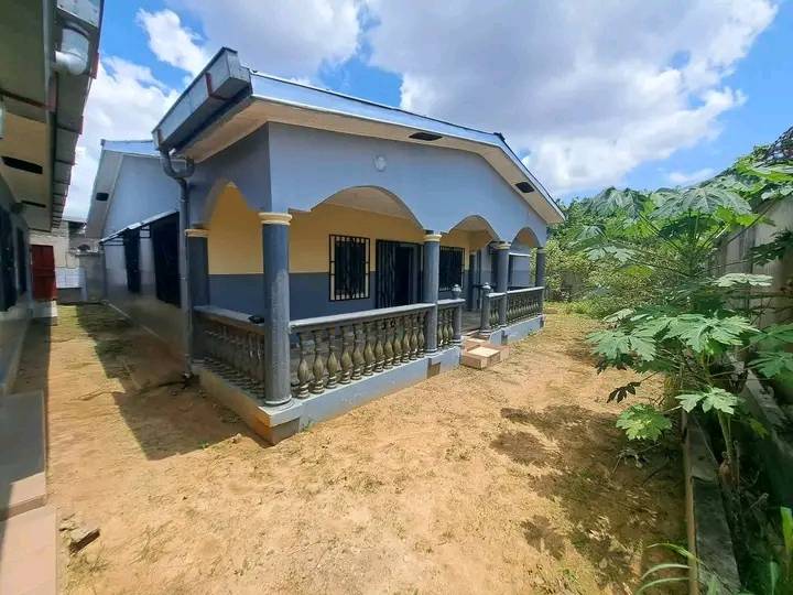 Parcelle  à Vendre avec 2 appartements - Image 4